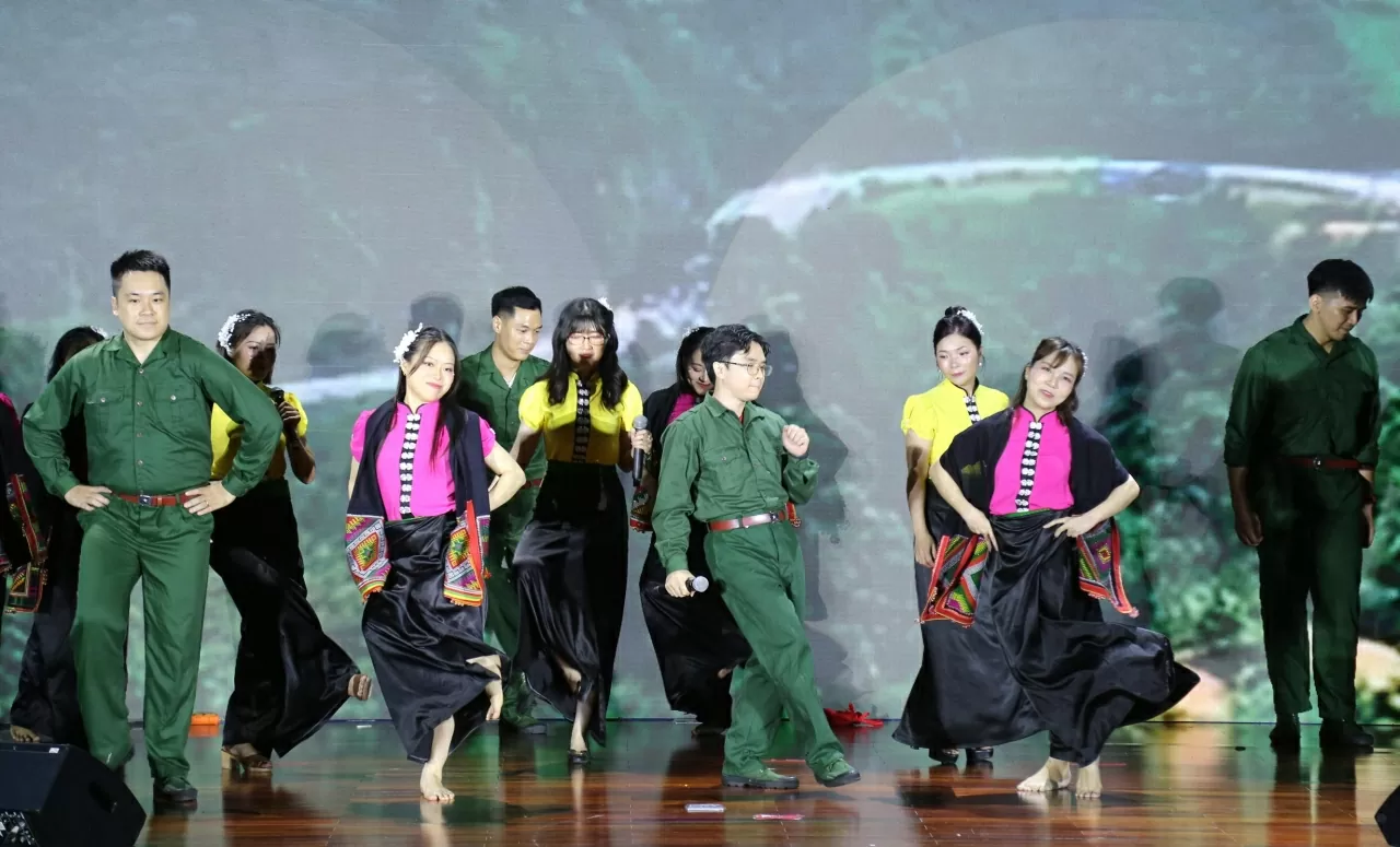 Tiết mục Chiếc khăn phiêu của Ủy ban Nhà nước về Người Việt Nam ở nước ngoài.