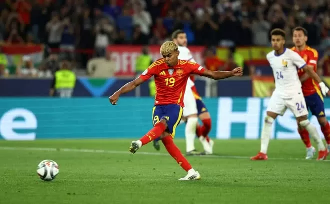 Lamime Yamal thách thức Ronaldo và đánh bại Mbappe