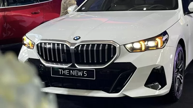 Ngoại hình của 5 Series 2025 được thiết kế lại hoàn toàn mới với lưới tản nhiệt mảnh, đèn pha sắc gọn