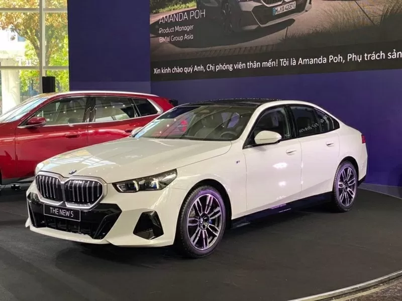BMW 5 Series 2025 được phân phối với ba phiên bản gồm: 520i, 520i Premium và 530i M Sport