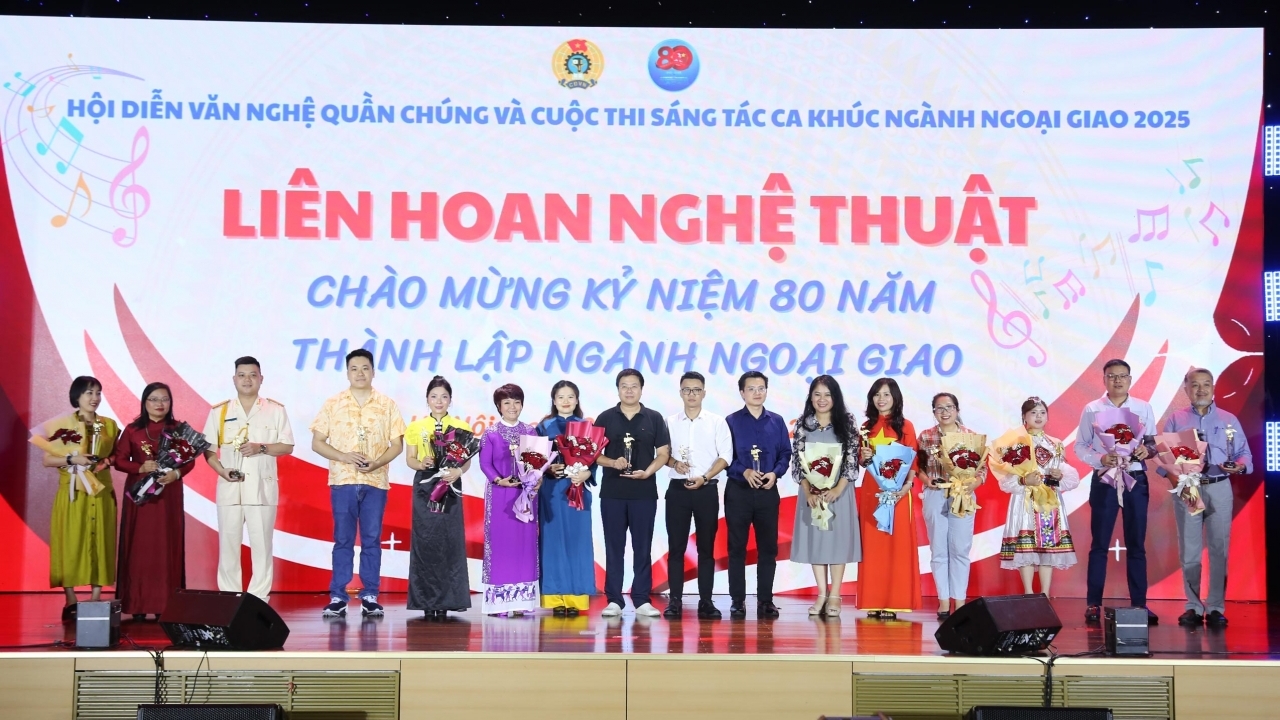 Trao giải các tiết mục xuất sắc tại Liên hoan nghệ thuật chào mừng kỷ niệm 80 năm thành lập ngành Ngoại giao