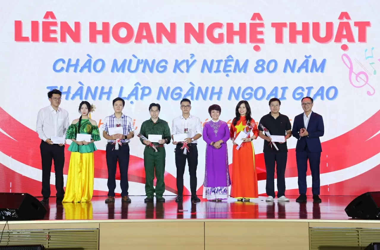 Kết thúc chương trình là phần trao giải. Giải khuyến khích thuộc về những đơn vị: Cục Phục vụ Ngoại giao đoàn; Cục Quản trị tài vụ; Báo Thế giới & Việt Nam; Cục Cơ yếu và công nghệ thông tin; Học viện Ngoại giao (2 tiết mục); Ủy ban Nhà nước người Việt Nam ở nước ngoài;  