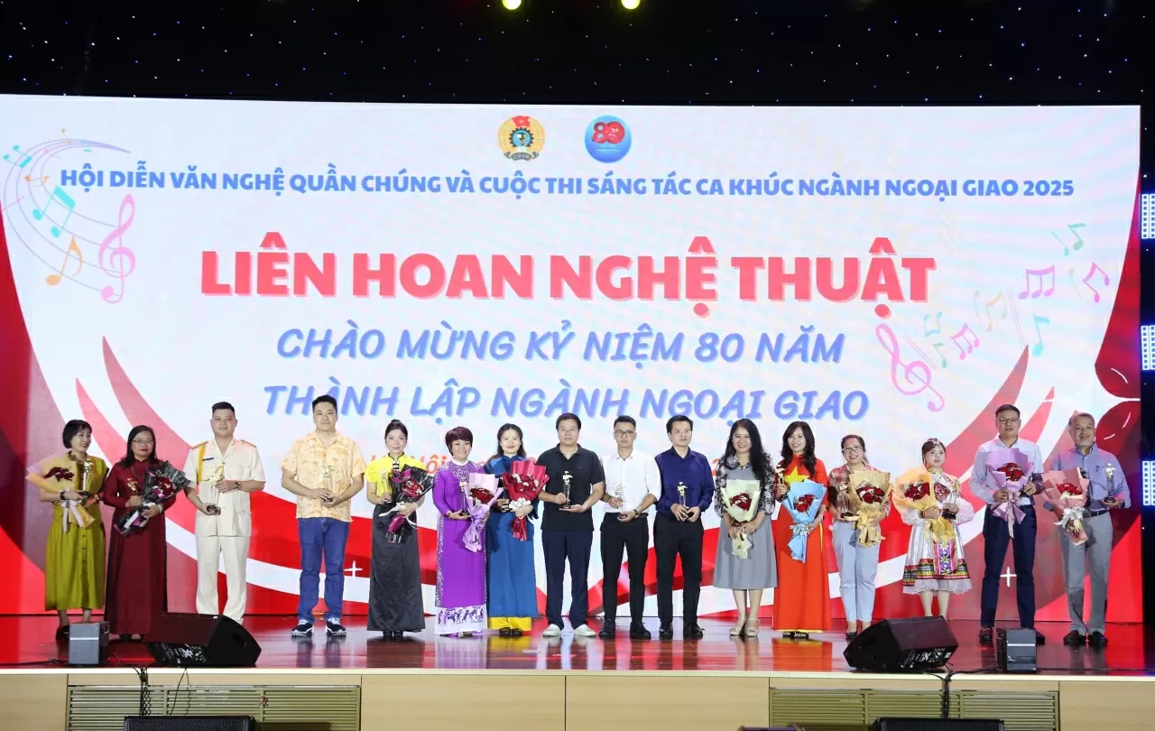 Ban tổ chức tặng kỷ niệm chương cho 13 đơn vị đăng ký tham gia dự thi Liên hoan nghệ thuật chào mừng kỷ niệm 80 năm thành lập Ngành ngoại giao.