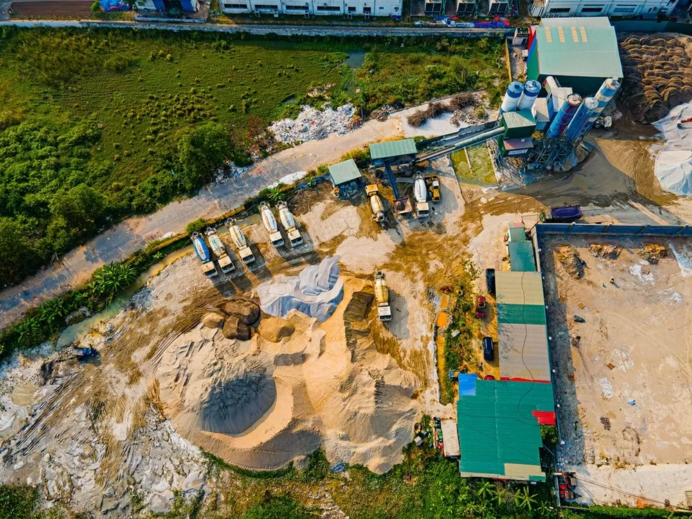 Trên công trường, các đơn vị và liên danh đã huy động hàng trăm nhân công và máy móc; làm việc 3 ca, 4 kíp với tinh thần không phút nào nghỉ ngơi, phấn đấu hoàn thành dự án trước ngày 31/12/2025. (Nguồn: Cafe F)