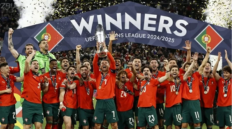 Ronaldo không dám nhìn Neves sút 11m, bật khóc khi Bồ Đào Nha vô địch UEFA Nations League