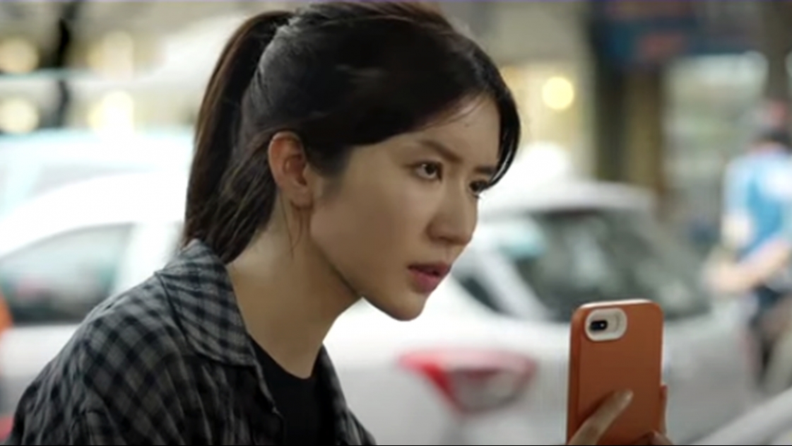 Dịu dàng màu nắng tập 6: Xuân lén ghi hình chị dâu lên xe sang của người đàn ông lạ