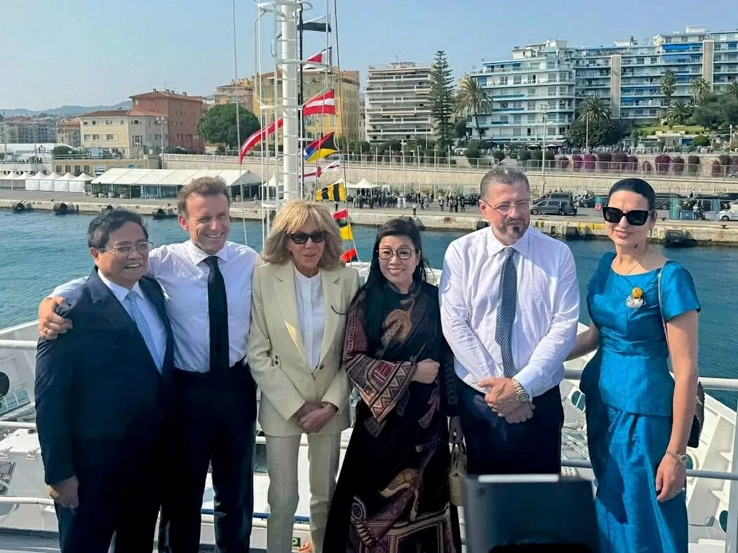 Tổng thống Costa Rica Rodrigo Chaves vui mừng gặp Thủ tướng Phạm Minh Chính và đánh giá rất cao những thành tựu phát triển kinh tế - xã hội của Việt Nam; bày tỏ lòng yêu mến và ngưỡng mộ sâu sắc đất nước, con người Việt Nam và muốn tăng cường hợp tác với Việt Nam - Ảnh: VGP/Nhật Bắc Tổng thống Costa Rica Rodrigo Chaves vui mừng gặp Thủ tướng Phạm Minh Chính và đánh giá rất cao những thành tựu phát triển kinh tế - xã hội của Việt Nam; bày tỏ lòng yêu mến và ngưỡng mộ sâu sắc đất nước, con người Việt Nam và muốn tăng cường hợp tác với