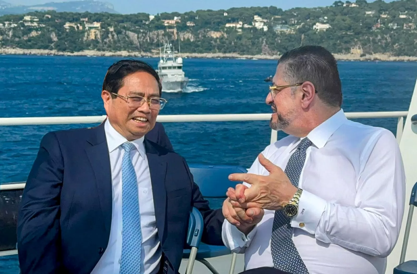 Tổng thống Costa Rica Rodrigo Chaves vui mừng gặp Thủ tướng Phạm Minh Chính và đánh giá rất cao những thành tựu phát triển kinh tế - xã hội của Việt Nam; bày tỏ lòng yêu mến và ngưỡng mộ sâu sắc đất nước, con người Việt Nam và muốn tăng cường hợp tác với Việt Nam - Ảnh: VGP/Nhật Bắc Tổng thống Costa Rica Rodrigo Chaves vui mừng gặp Thủ tướng Phạm Minh Chính và đánh giá rất cao những thành tựu phát triển kinh tế - xã hội của Việt Nam; bày tỏ lòng yêu mến và ngưỡng mộ sâu sắc đất nước, con người Việt Nam và muốn tăng cường hợp tác với