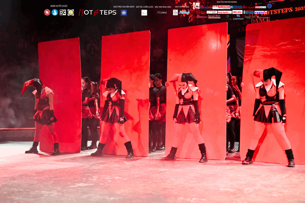 HANOIXGIRLS NEXT GEN đốt cháy sân khấu với vũ đạo điêu luyện. HANOIXGIRLS NEXT GEN đốt cháy sân khấu với vũ đạo điêu luyện.