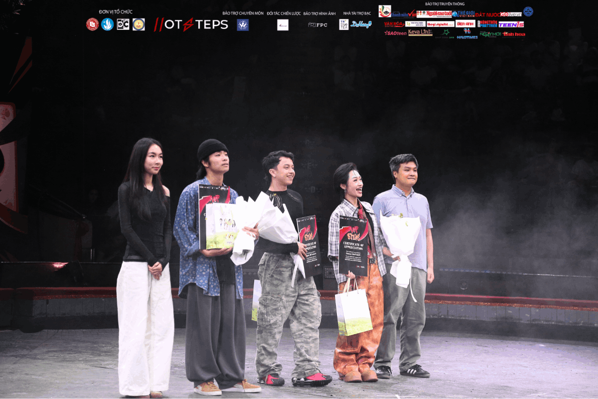 Thạc sĩ Bùi Tuấn Trung - Phó Bí thư Đoàn Thanh niên Trường Đại học Ngoại thương và Chị Hà Nguyễn Khánh Linh - Chủ tịch Hội Sinh viên Trường Đại học Ngoại thương cho 03 vị Ban Giám khảo. Thạc sĩ Bùi Tuấn Trung - Phó Bí thư Đoàn Thanh niên Trường Đại học Ngoại thương và Chị Hà Nguyễn Khánh Linh - Chủ tịch Hội Sinh viên Trường Đại học Ngoại thương cho 03 vị Ban Giám khảo.