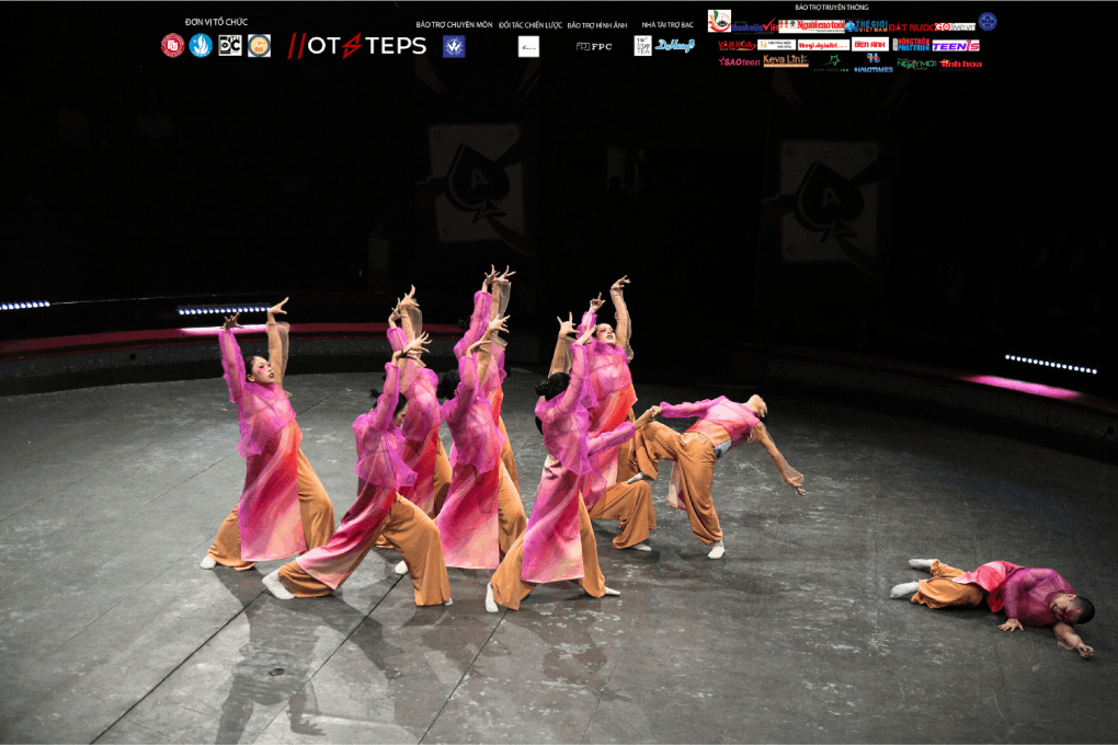 Phần trình diễn nhẹ nhàng, lả lướt của MADKIDZ Phần trình diễn nhẹ nhàng, lả lướt của MADKIDZ