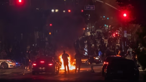 Khủng hoảng nhập cư Mỹ: Los Angels chẳng khác 'chảo lửa', Tổng thống Trump đưa 2.000 lính vệ binh đến, đụng độ càng trở nên dữ dội