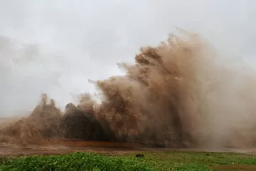 Dự báo vùng áp thấp trên khu vực Bắc Biển Đông: Di chuyển chậm, có khả năng mạnh thành áp thấp nhiệt đới