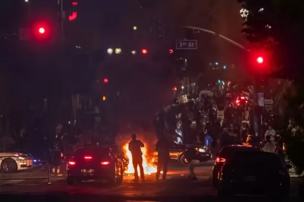 Khủng hoảng nhập cư Mỹ: Los Angels chẳng khác 'chảo lửa', Tổng thống Trump đưa 2.000 lính Vệ binh đến, đụng độ càng trở nên dữ dội Khủng hoảng nhập cư Mỹ: Los Angels chẳng khác 'chảo lửa', Tổng thống Trump đưa 2.000 lính Vệ binh đến, đụng độ càng trở nên dữ dội