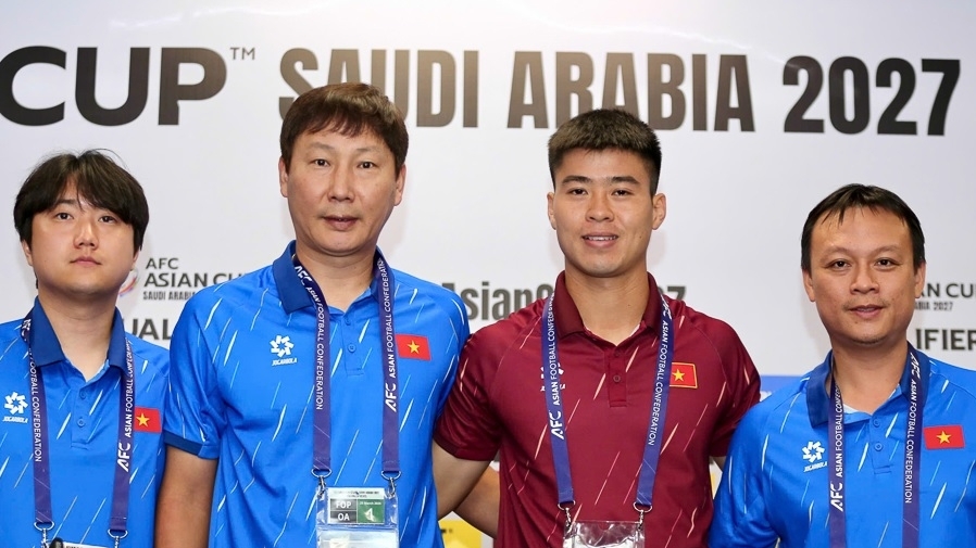 HLV Kim Sang Sik và đội trưởng Duy Mạnh họp báo trước trận đấu tuyển Việt Nam và Malaysia