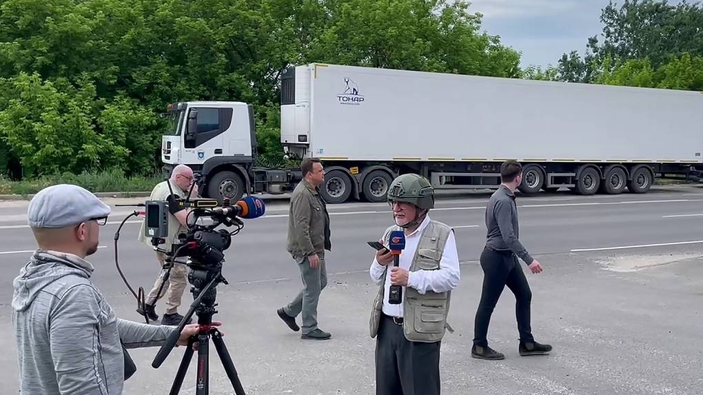 Đoàn xe Nga tiến tới biên giới Ukraine với hàng nghìn 'hành khách đặc biệt', Tổng thống Zelensky khẳng định một điều