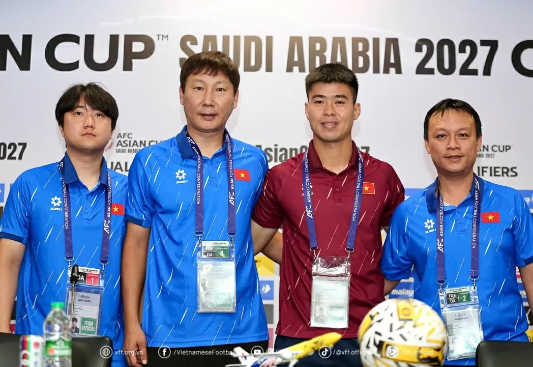 HLV Kim Sang Sik và đội trưởng Duy Mạnh họp báo trước trận đấu tuyển Việt Nam và Malaysia HLV Kim Sang Sik và đội trưởng Duy Mạnh họp báo trước trận đấu tuyển Việt Nam và Malaysia