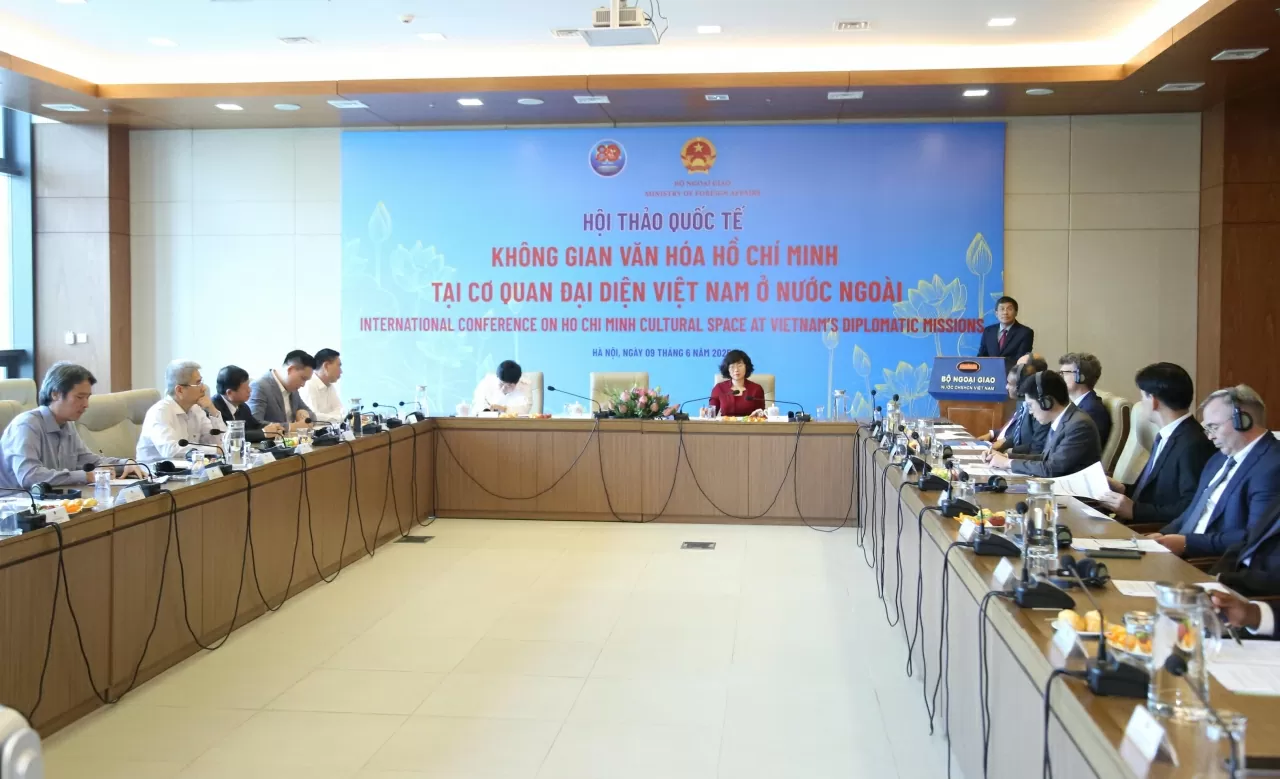 Ngay sau Triển lãm, các đại biểu bước vào Hội thảo Nâng cao vai trò của các cơ quan đại diện Việt Nam ở nước ngoài trong gìn giữ và quảng bá hình ảnh Chủ tịch Hồ Chí Minh