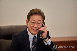 Đây là nhà lãnh đạo nước ngoài thứ 2 mà tân Tổng thống Hàn Quốc điện đàm sau ông Donald Trump