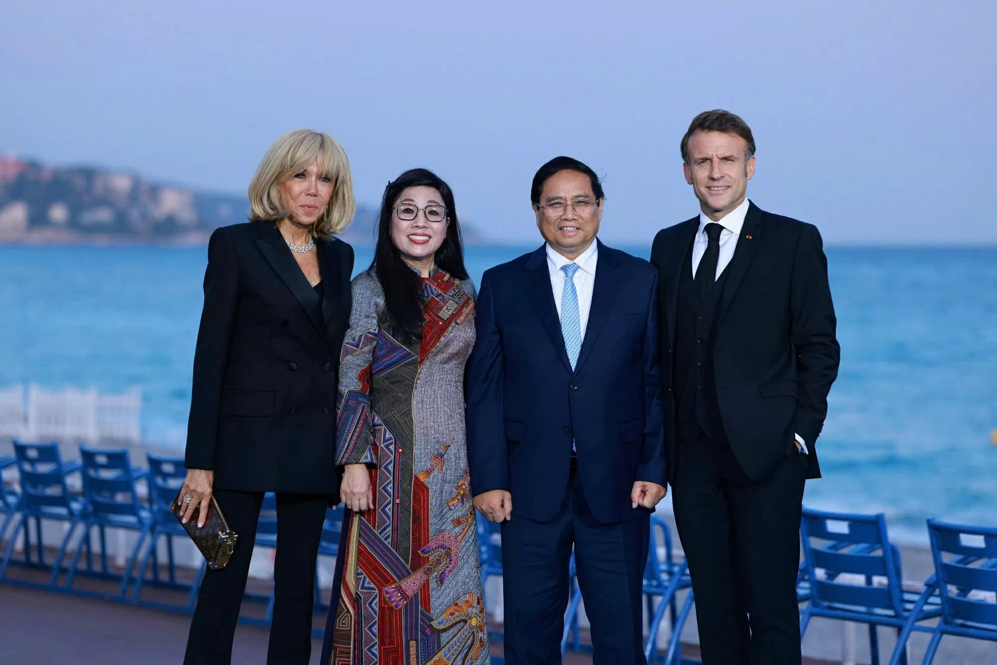 Tổng thống Pháp Emmanuel Macron và Phu nhân chào mừng Thủ tướng Phạm Minh Chính và Phu nhân tại tiệc chiêu đãi trọng thể - Ảnh: VGP/Nhật Bắc