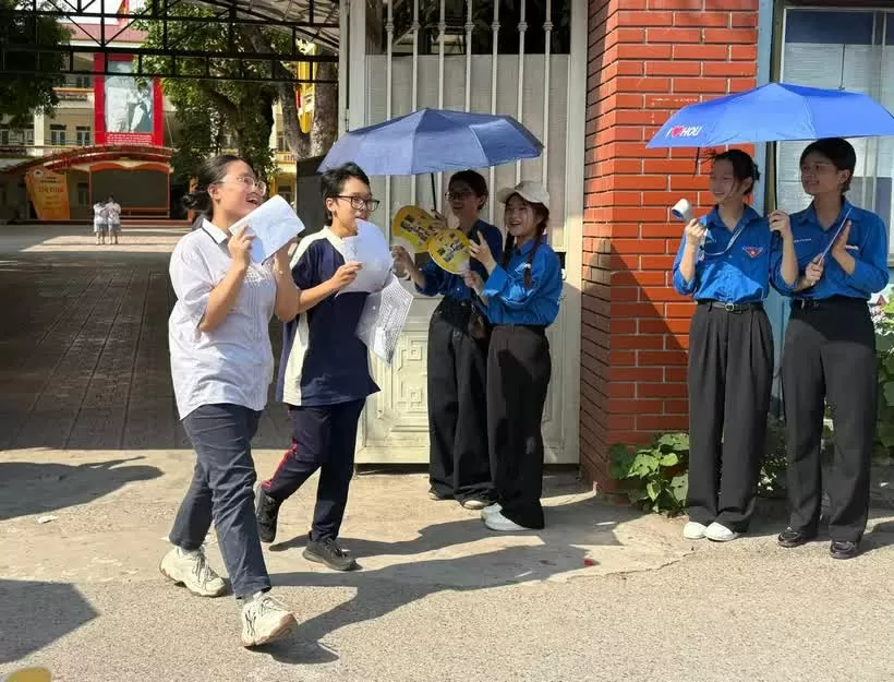 Hôm nay, hơn 13.000 lượt học sinh Hà Nội dự thi vào lớp 10 hệ chuyên Hôm nay, hơn 13.000 lượt học sinh Hà Nội dự thi vào lớp 10 hệ chuyên