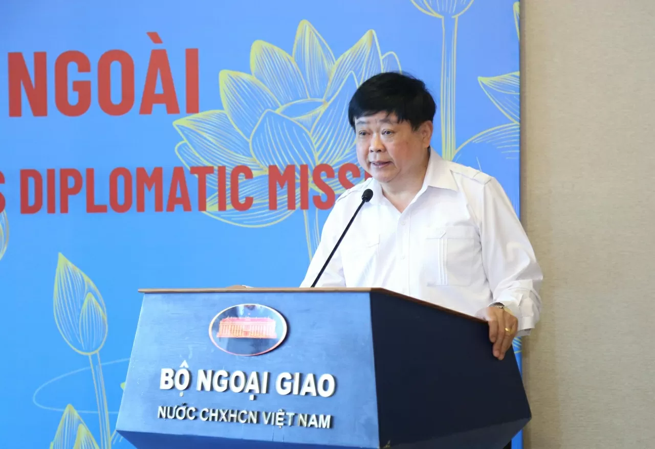 PGS.TS. Nguyễn Thế Kỷ cho rằng Không gian văn hóa Hồ Chí Minh là nơi khơi dậy cảm xúc, lan tỏa tinh thần yêu nước, lòng nhân ái và khát vọng hòa bình của Người đến với cộng đồng quốc tế. (Ảnh: Thành Long) PGS.TS. Nguyễn Thế Kỷ cho rằng Không gian văn hóa Hồ Chí Minh là nơi khơi dậy cảm xúc, lan tỏa tinh thần yêu nước, lòng nhân ái và khát vọng hòa bình của Người đến với cộng đồng quốc tế. (Ảnh: Thành Long)