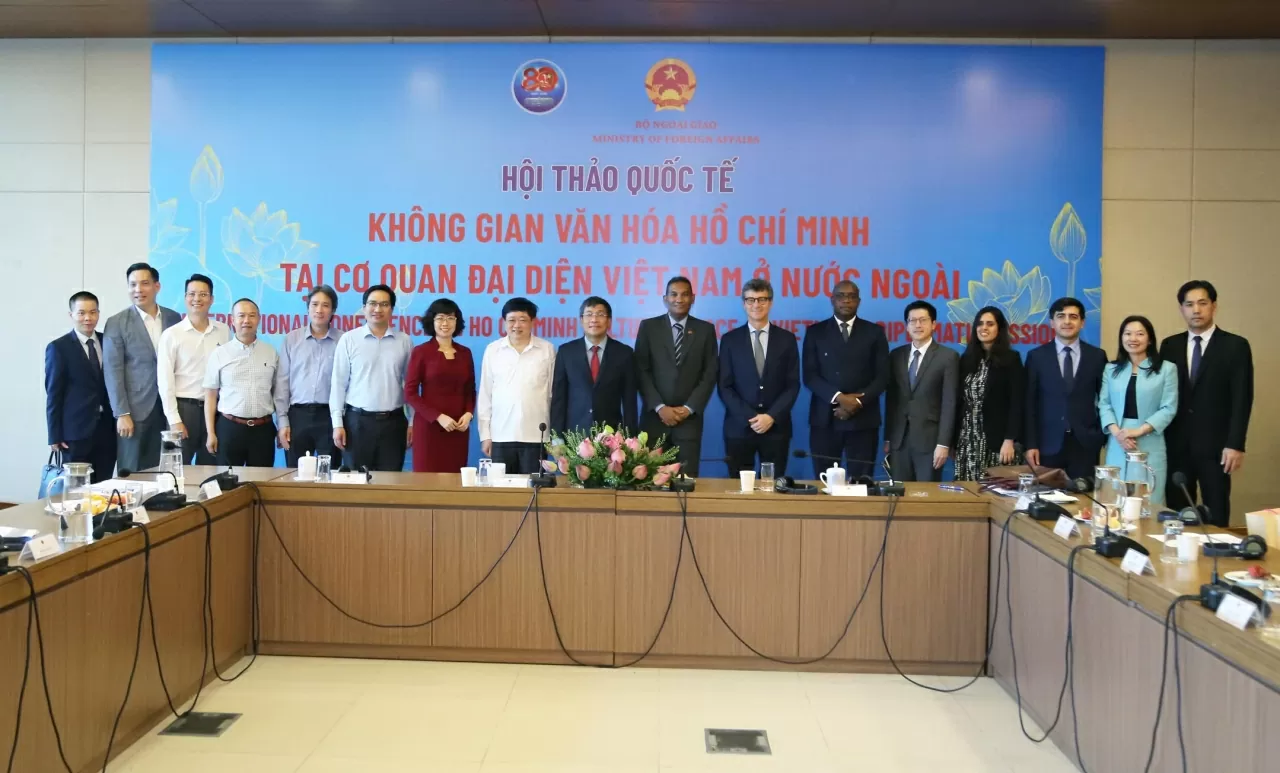 Các đại biểu tham dự Hội thảo chụp ảnh lưu niệm. (Ảnh: Thành Long)