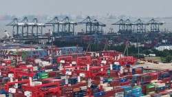 Trung Quốc: Xuất khẩu khởi sắc, nhưng không đủ sức 'gánh' tăng trưởng kinh tế