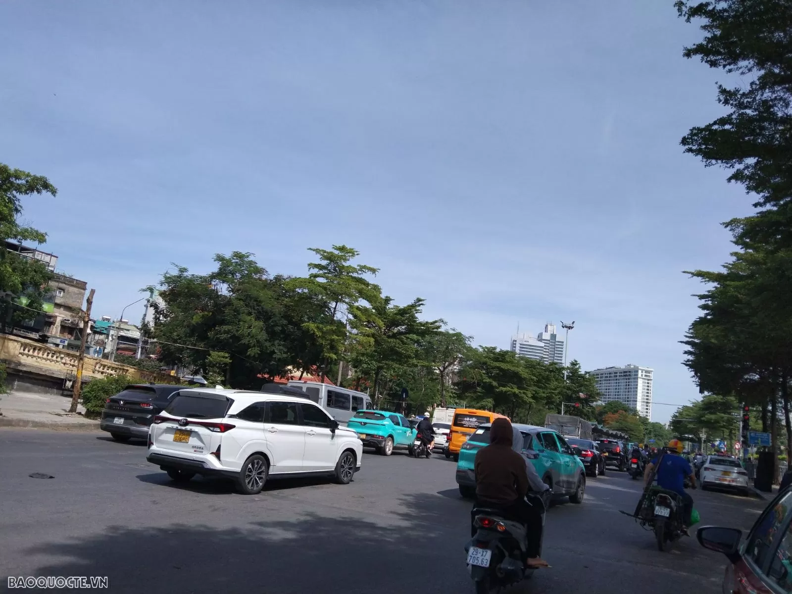 Muôn kiểu chống nắng cho ô tô của các tài xế
