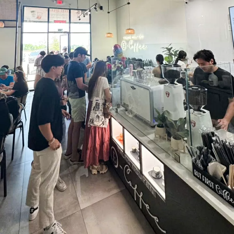 Không gian Trung Nguyên E-Coffee tại Carrollton, Texas, Mỹ thu hút đông đảo người yêu cà phê quốc tế đến trải nghiệm cà phê và văn hóa cà phê Việt Nam trong ngày khai trương.