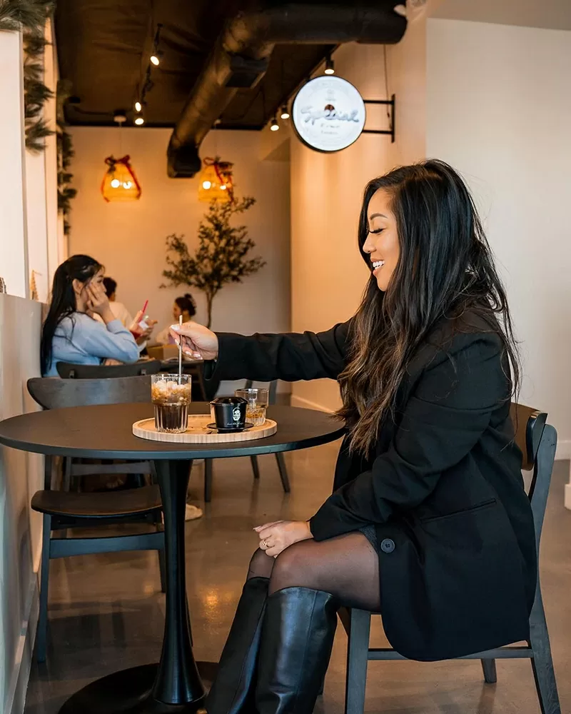 Khách hàng quốc tế ấn tượng với hương vị mạnh mẽ của ly cà phê năng lượng tuyệt hảo cùng những trải nghiệm đặc biệt về văn hóa cà phê Việt Nam trong không gian Trung Nguyên E-Coffee tại Mỹ. Khách hàng quốc tế ấn tượng với hương vị mạnh mẽ của ly cà phê năng lượng tuyệt hảo cùng những trải nghiệm đặc biệt về văn hóa cà phê Việt Nam trong không gian Trung Nguyên E-Coffee tại Mỹ.