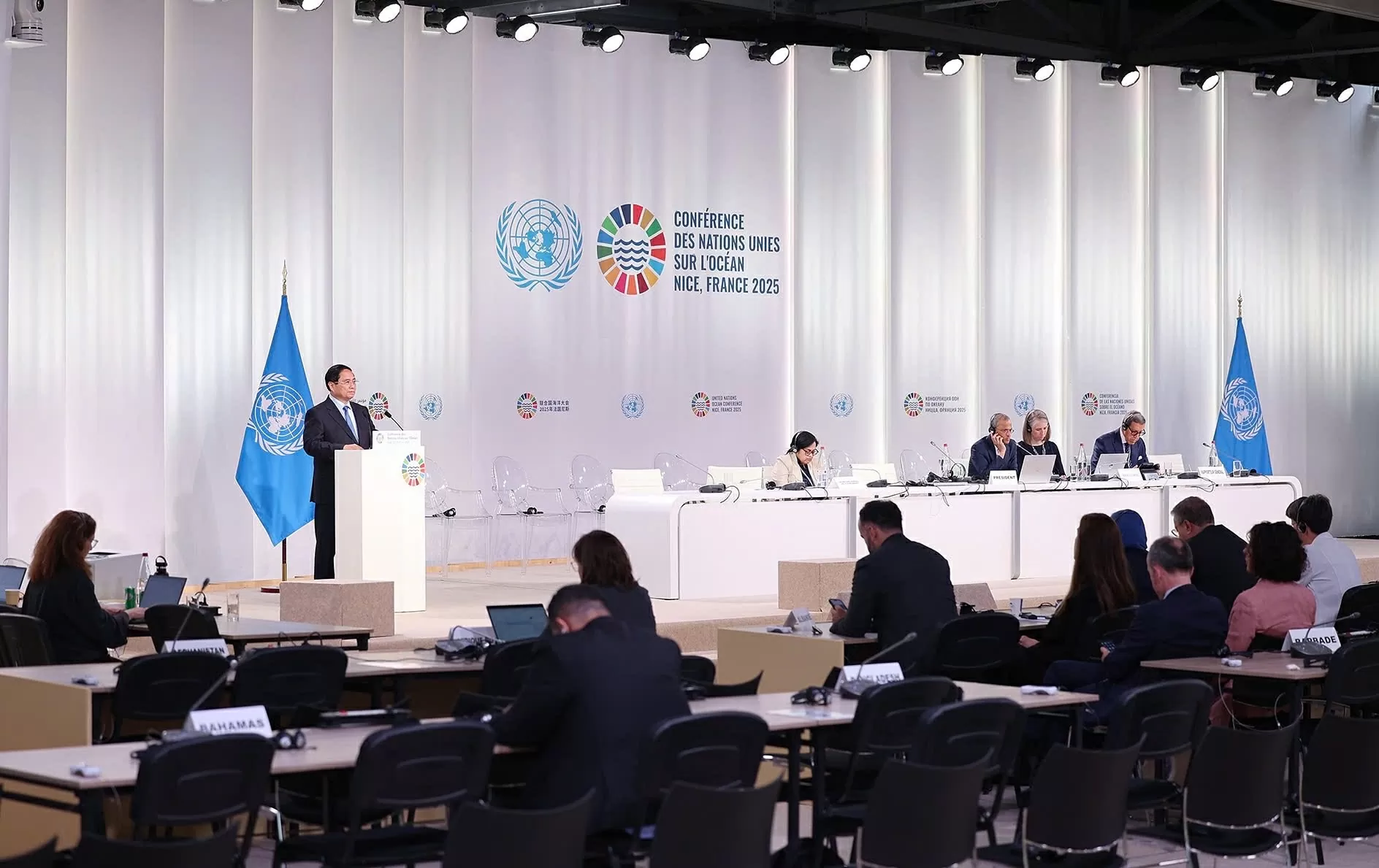 Thủ tướng Chính phủ thông báo việc Việt Nam đăng ký 15 cam kết tự nguyện trong các lĩnh vực khác nhau về quản trị biển và đại dương - Ảnh: VGP/Nhật Bắc Thủ tướng Chính phủ thông báo việc Việt Nam đăng ký 15 cam kết tự nguyện trong các lĩnh vực khác nhau về quản trị biển và đại dương - Ảnh: VGP/Nhật Bắc