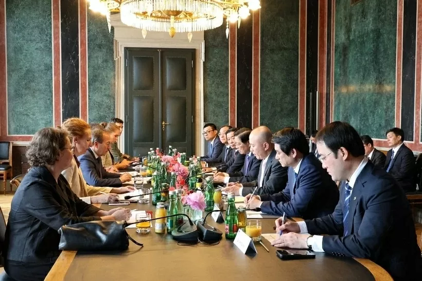 Ông Phan Đình Trạc, Ủy viên Bộ Chính trị, Bí thư Trung ương Đảng, Trưởng Ban Nội chính Trung ương chụp ảnh lưu niệm cùng đại diện kiều bào Việt Nam tại Áo trong khuôn viên Đại sứ quán Việt Nam. (Ảnh: Thu Hằng/TTXVN) Ông Phan Đình Trạc, Ủy viên Bộ Chính trị, Bí thư Trung ương Đảng, Trưởng Ban Nội chính Trung ương chụp ảnh lưu niệm cùng đại diện kiều bào Việt Nam tại Áo trong khuôn viên Đại sứ quán Việt Nam. (Ảnh: Thu Hằng/TTXVN)