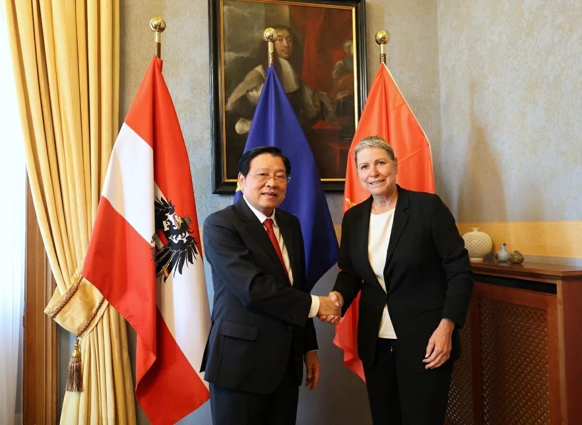 Ông Phan Đình Trạc, Ủy viên Bộ Chính trị, Bí thư Trung ương Đảng, Trưởng Ban Nội chính Trung ương và bà Eva Marek, Phó Chánh án Tòa án Tối cao Áo. (Ảnh: Thu Hằng/TTXVN) Ông Phan Đình Trạc, Ủy viên Bộ Chính trị, Bí thư Trung ương Đảng, Trưởng Ban Nội chính Trung ương và bà Eva Marek, Phó Chánh án Tòa án Tối cao Áo. (Ảnh: Thu Hằng/TTXVN)