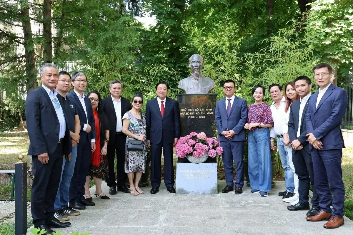 Ông Phan Đình Trạc, Ủy viên Bộ Chính trị, Bí thư Trung ương Đảng, Trưởng Ban Nội chính Trung ương chụp ảnh lưu niệm cùng đại diện kiều bào Việt Nam tại Áo trong khuôn viên Đại sứ quán Việt Nam. (Ảnh: Thu Hằng/TTXVN) Ông Phan Đình Trạc, Ủy viên Bộ Chính trị, Bí thư Trung ương Đảng, Trưởng Ban Nội chính Trung ương chụp ảnh lưu niệm cùng đại diện kiều bào Việt Nam tại Áo trong khuôn viên Đại sứ quán Việt Nam. (Ảnh: Thu Hằng/TTXVN)