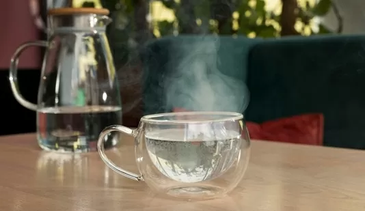 Ba lợi ích đặc biệt của việc uống nước ấm vào mùa Hè?