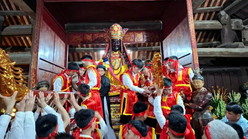 Nghi thức hạ tòa phong áo Tượng Phật Pháp Vân. (Nguồn: Nhân dân)