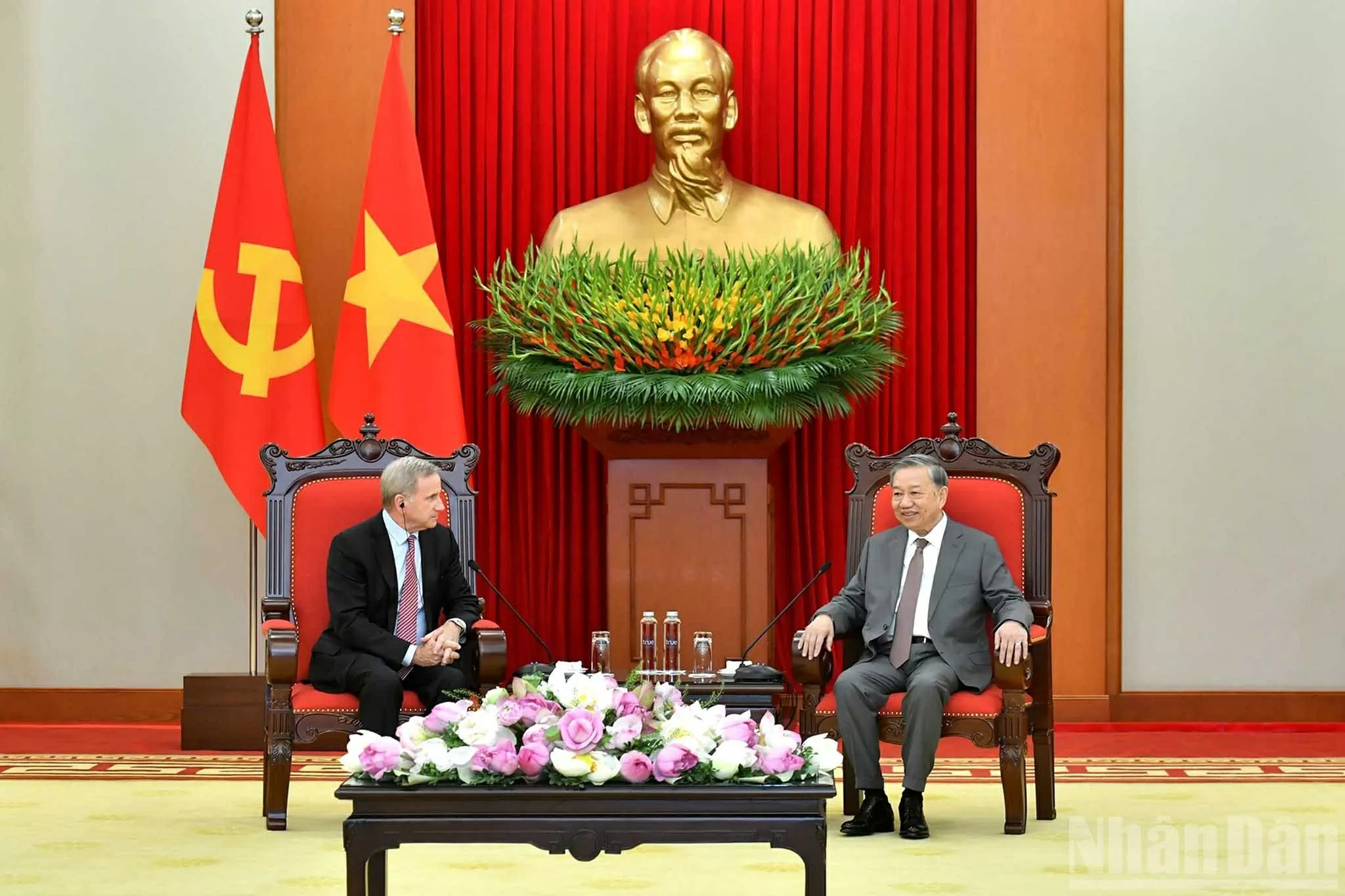 Tập đoàn Qualcomm sẵn sàng hợp tác xây dựng, phát triển hệ sinh thái bán dẫn và trí tuệ nhân tạo tại Việt Nam Tập đoàn Qualcomm sẵn sàng hợp tác xây dựng, phát triển hệ sinh thái bán dẫn và trí tuệ nhân tạo tại Việt Nam