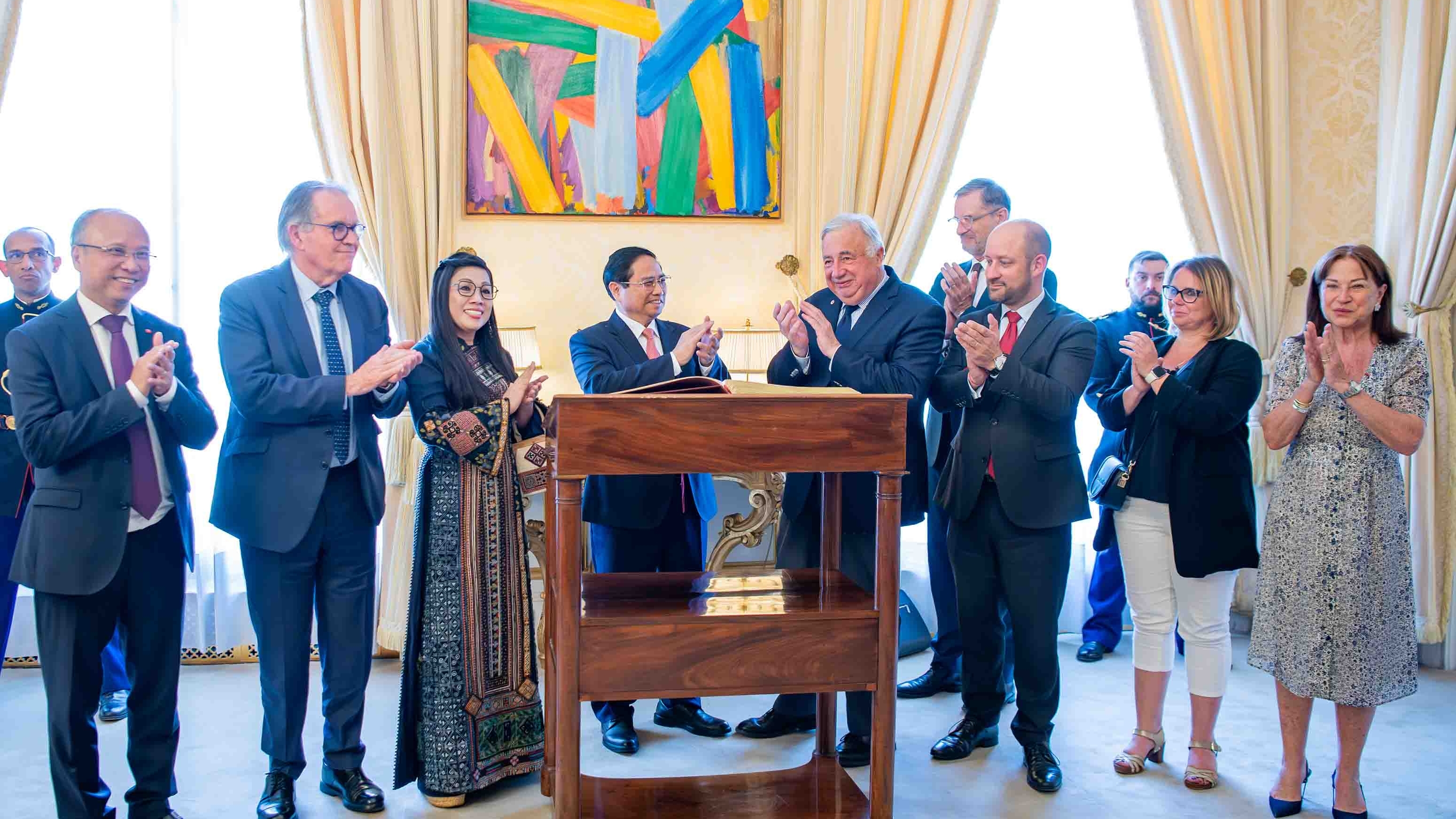 thu tuong pham minh chinh quan he viet nam phap vi nhu do thi di len