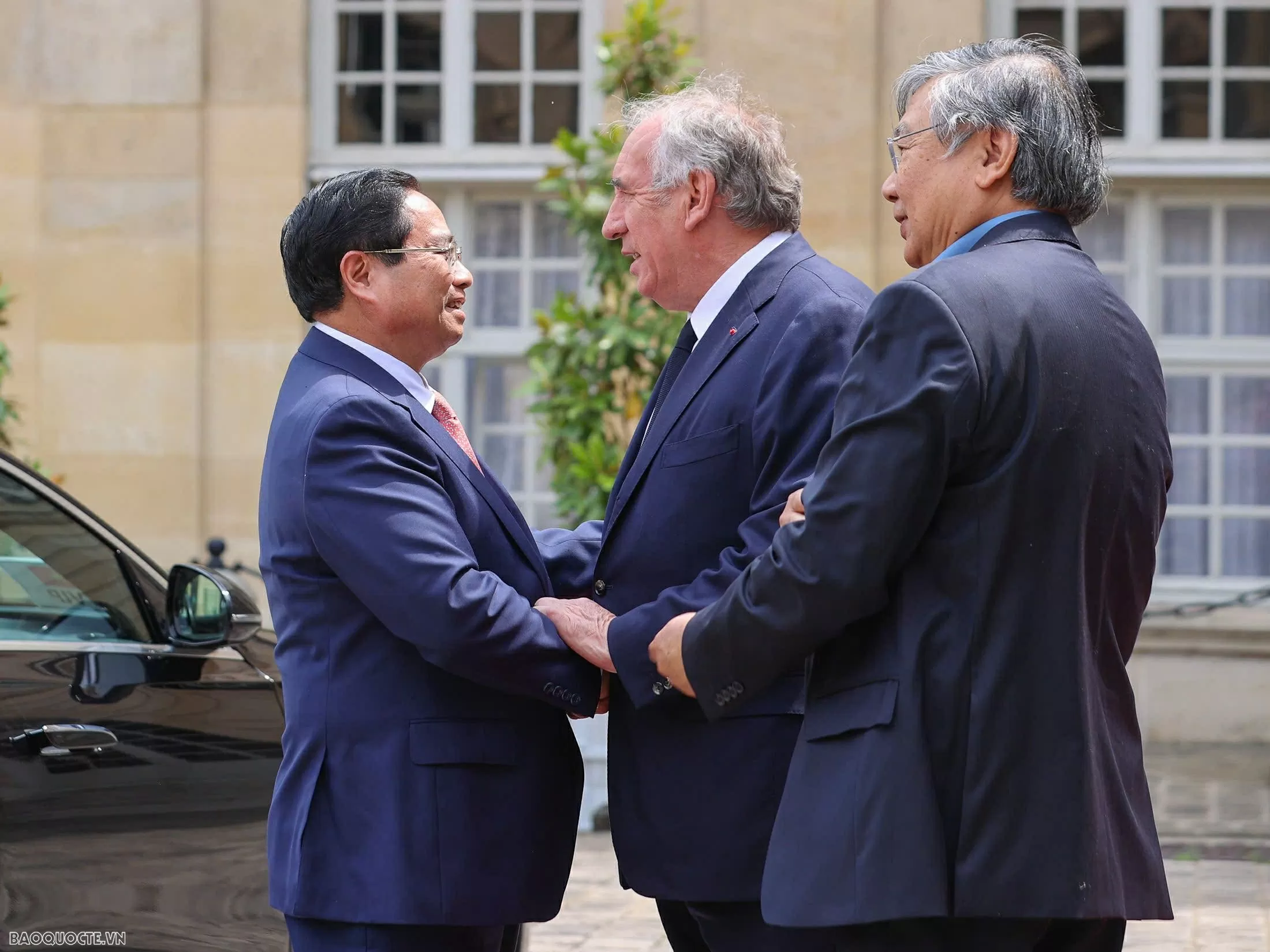 Thủ tướng Pháp Francois Bayrou đón Thủ tướng Phạm Minh Chính. (Ảnh: Minh Nhật)