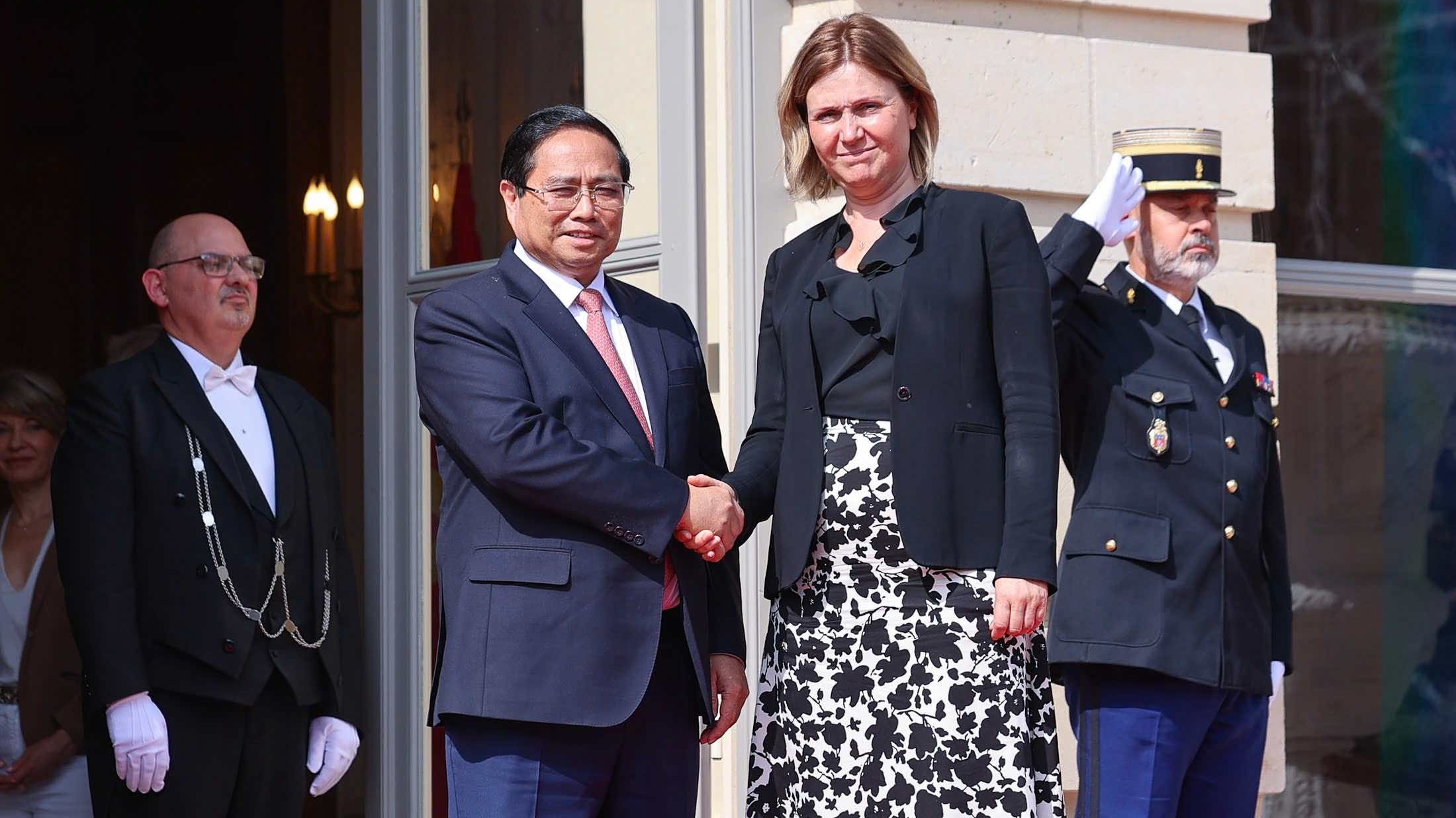 cong dong kieu dan tai moi nuoc giup quan he viet nam phap them gan bo khang khit