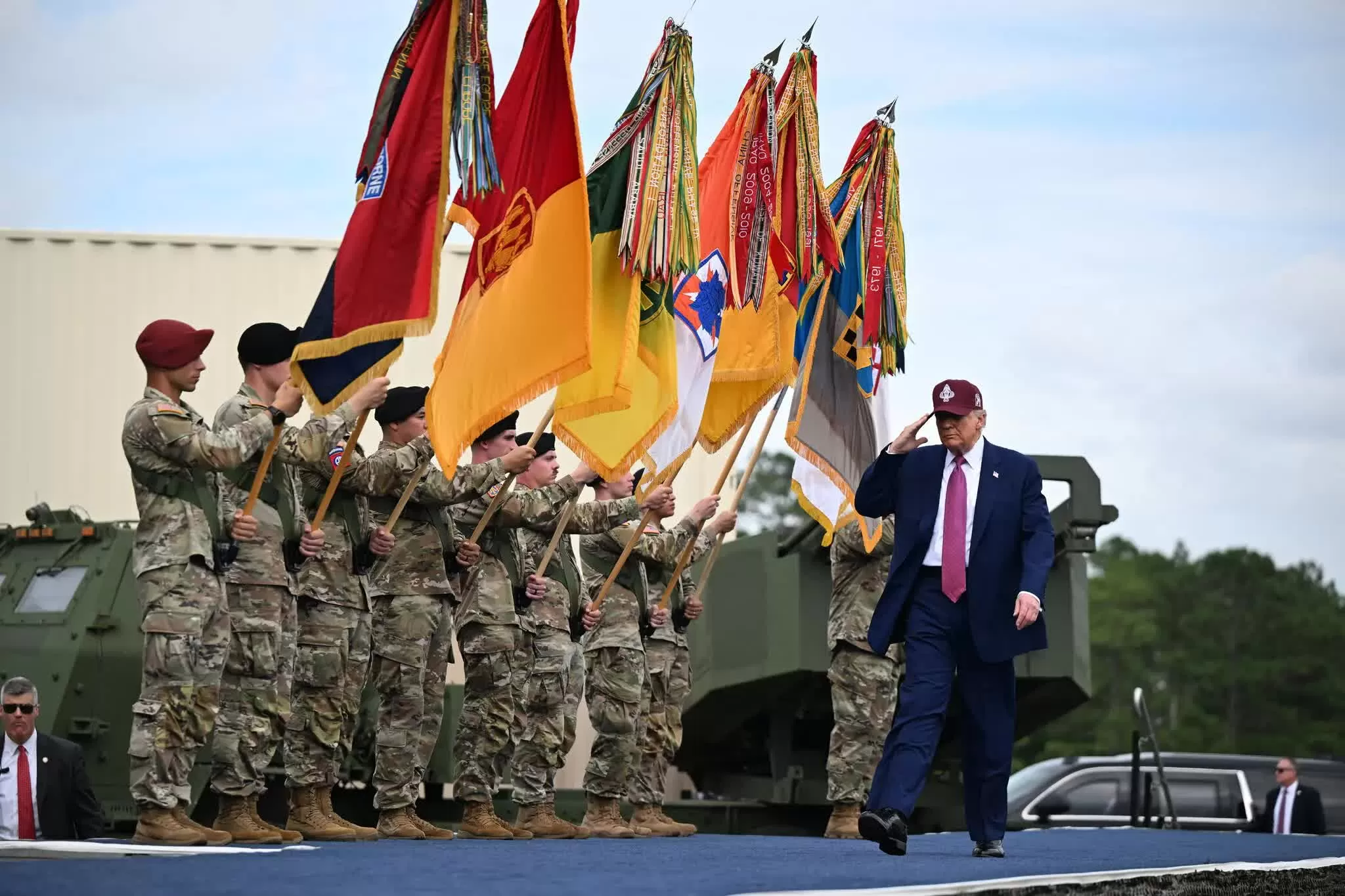 Chính quyền Mỹ muốn 'hòa bình bằng sức mạnh', đề xuất ngân sách quốc phòng kỷ lục, dọa hành động nếu Los Angeles 'nổi loạn'