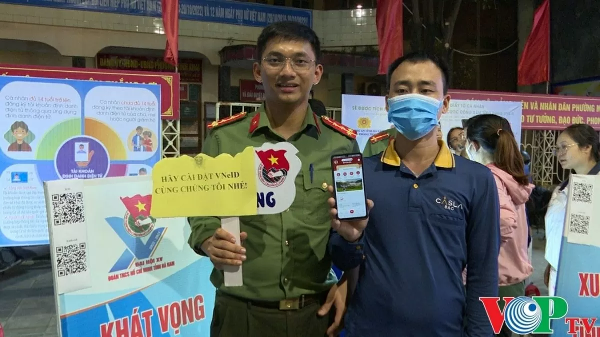 Khóa tài khoản trực tiếp tại cơ quan công an gần nhất.