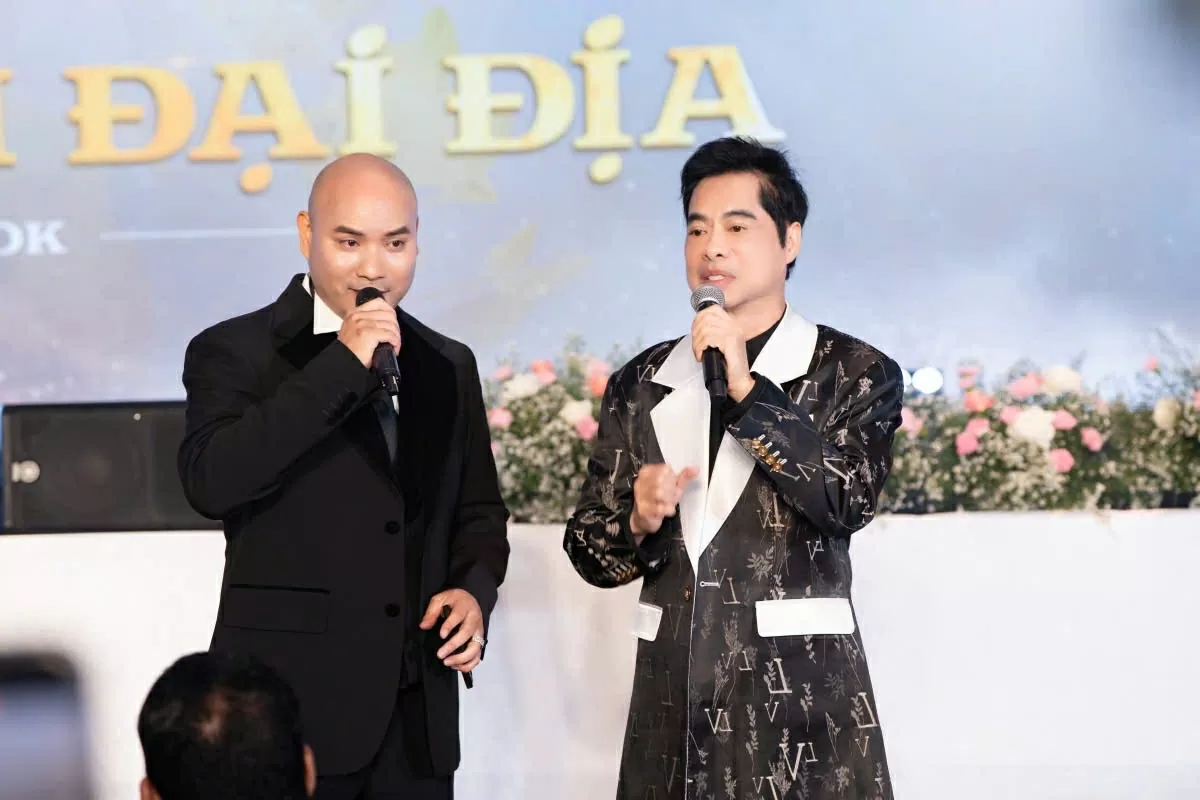 Danh ca Ngọc Sơn song ca với A Tuân ở Thái Lan