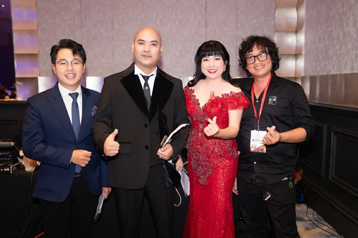 Danh ca Ngọc Sơn song ca với A Tuân ở Thái Lan Danh ca Ngọc Sơn song ca với A Tuân ở Thái Lan