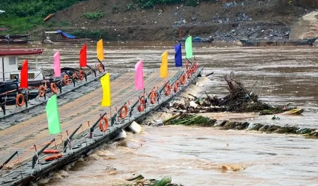 Cầu phao Phong Châu tạm dừng hoạt động khi mực nước sông Hồng lên cao, chảy xiết