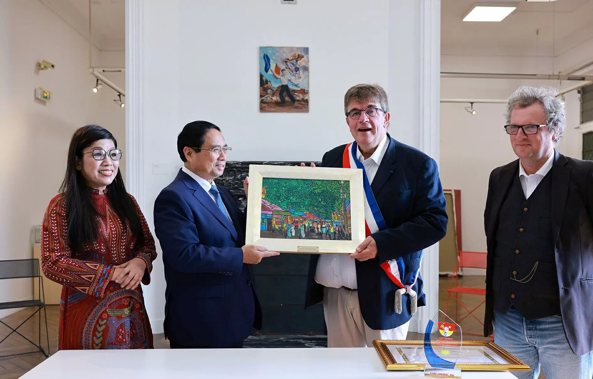 Lãnh đạo thành phố Montreuil đón Thủ tướng Chính phủ Phạm Minh Chính và Phu nhân - Ảnh: VGP/Nhật Bắc Lãnh đạo thành phố Montreuil đón Thủ tướng Chính phủ Phạm Minh Chính và Phu nhân - Ảnh: VGP/Nhật Bắc