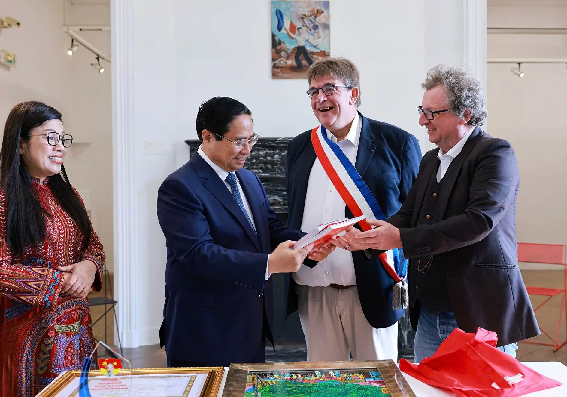 Lãnh đạo Bảo tàng Lịch sử sống Montreuil tặng Thủ tướng Phạm Minh Chính và Phu nhân cuốn sách về Chủ tịch Hồ Chí Minh - Ảnh: VGP/Nhật Bắc
