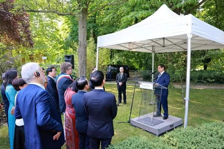 Thủ tướng Phạm Minh Chính phát biểu khi đến dâng hoa tưởng niệm Chủ tịch Hồ Chí Minh ở thành phố Montreuil - Ảnh: VGP/Nhật Bắc