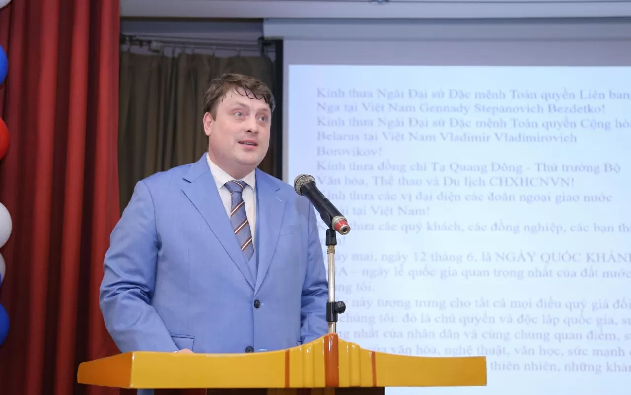 Giám đốc Trung tâm Khoa học và Văn hóa Nga tại Hà Nội ông Vladimir Vladimirovich Murashkin phát biểu tại buổi lễ. (Ảnh: Thành Long)